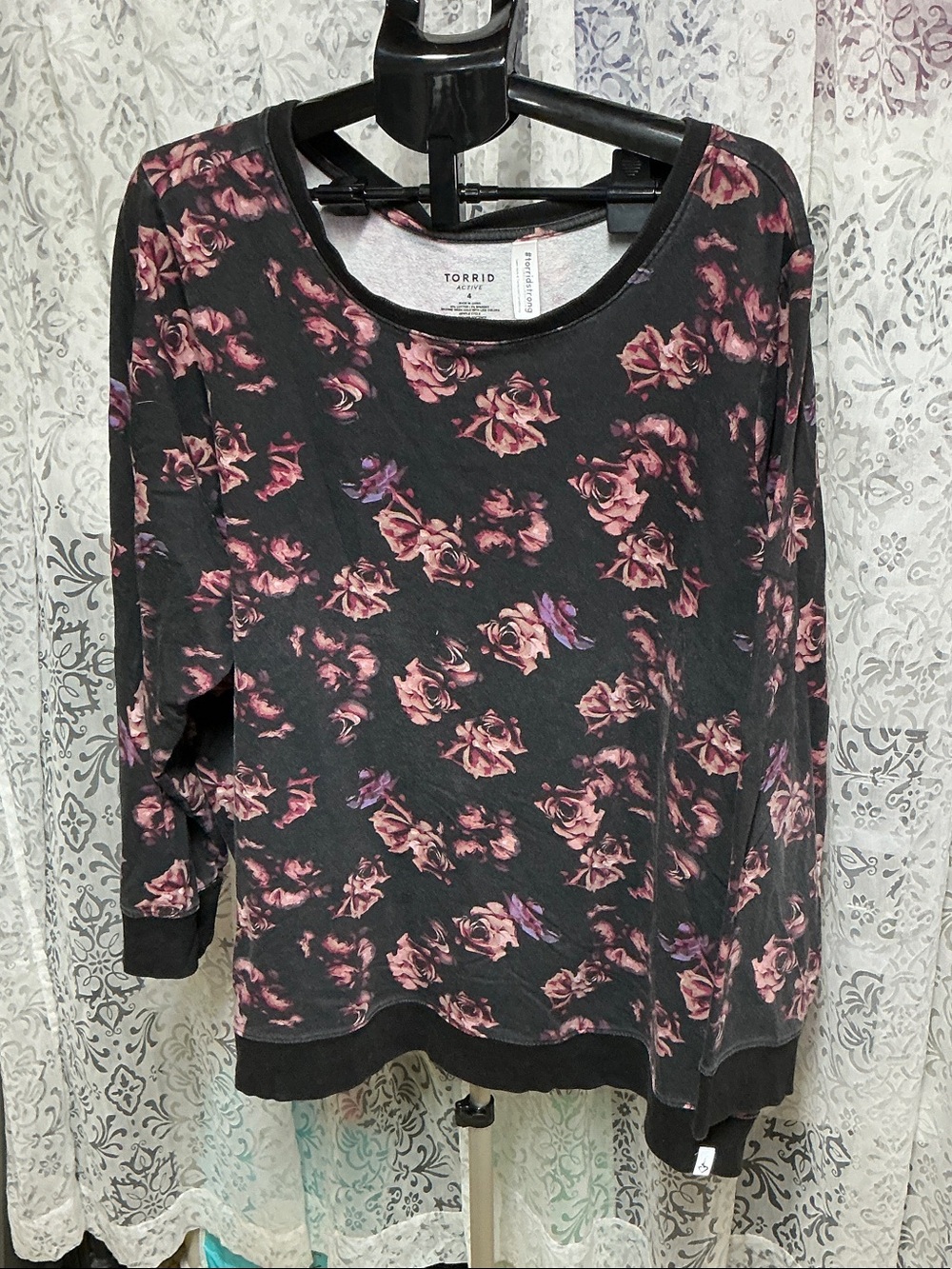 🩷 torrid Black Pullover Sweatshirt with Pink Rose Pattern 4X